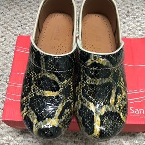 NWT Sanita clogs